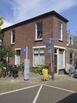 908657 Gezicht op het winkelhoekpand Kapelstraat 64 te Utrecht, met links de Staalstraat.N.B. bouwjaar: 1860nummering ...